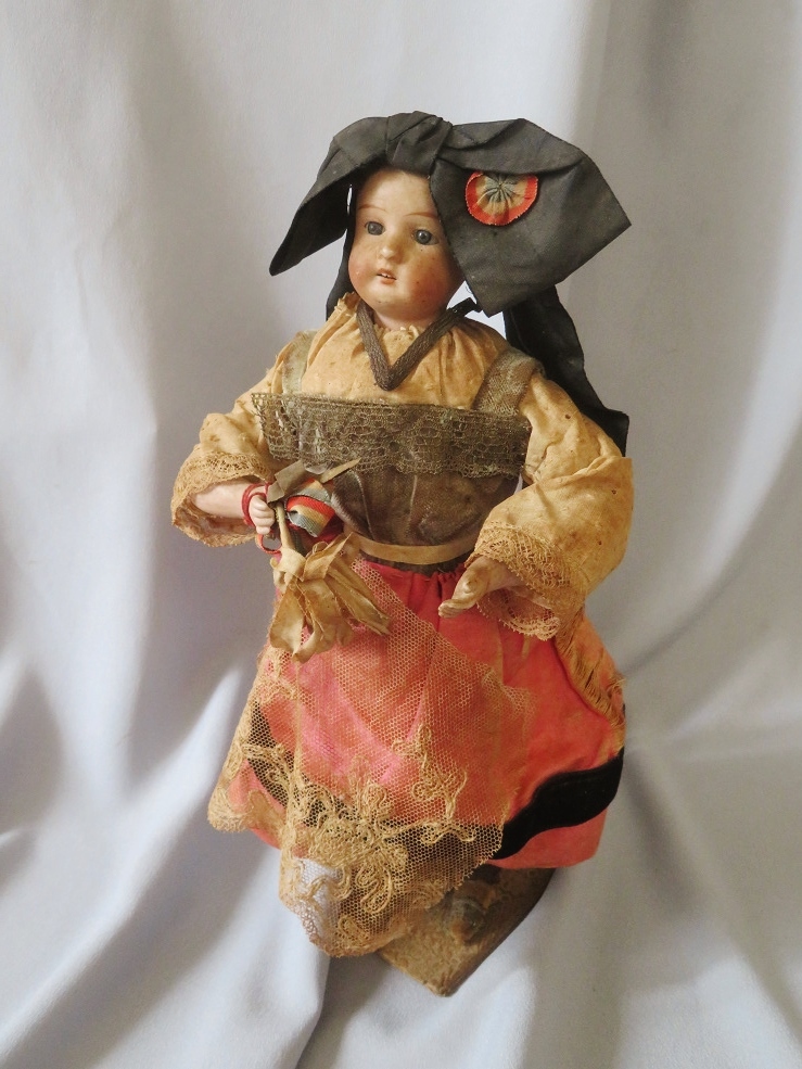 フランスリボンの民族衣装人形 フランスリボンの民族衣装人形