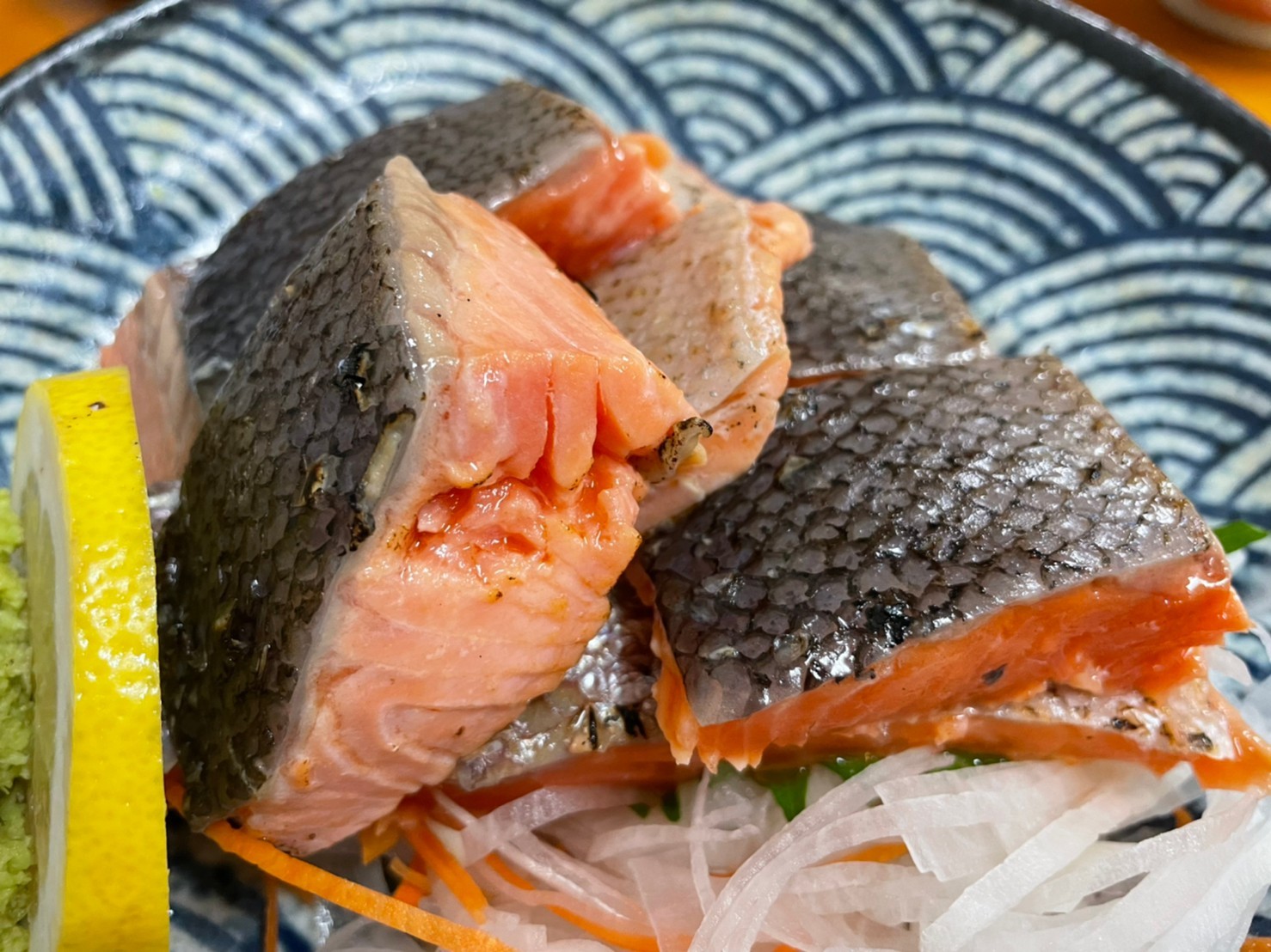 おはよう堂 炙り鮭刺身 コチ刺身 カレイ煮付け 裏luz
