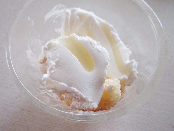 【モンテール】チーズクリームケーキ（レモンソース）_c0152767_07233489.jpg