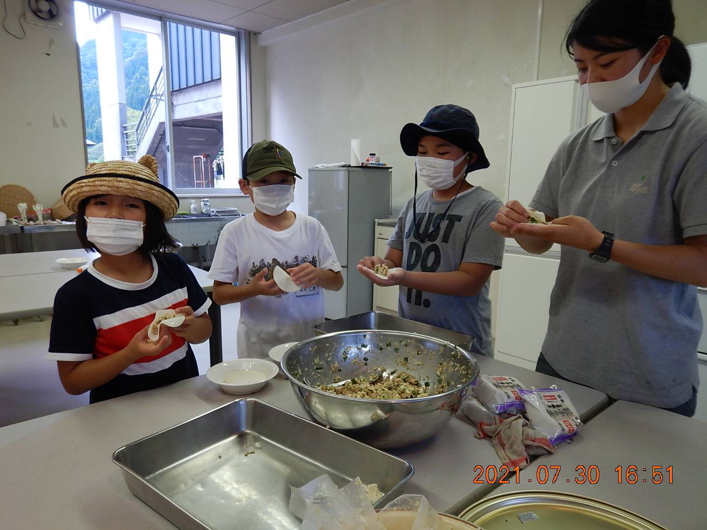 自炊夕食づくり…手作り餃子、ポテトサラダ、豆ご飯…_d0265607_22251469.jpg