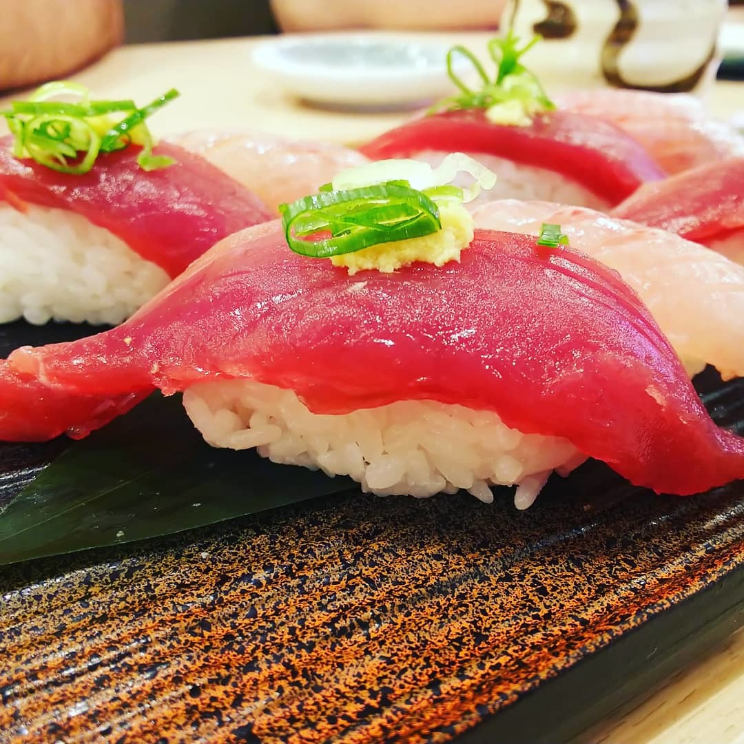 沼津市 沼津魚がし鮨 片浜店 アプリクーポンで握り寿司2貫無料 白い羽 彡静岡県東部情報発信 Pipipi