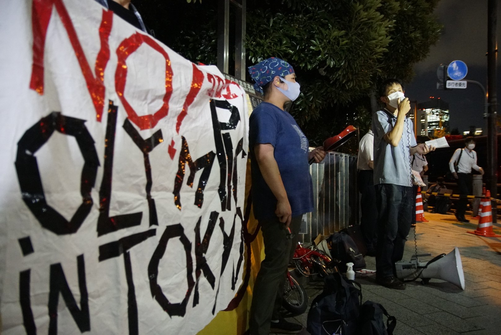 【報告】#五輪やめて命をまもれ 官邸前緊急抗議に40人!_a0336146_01583036.jpg