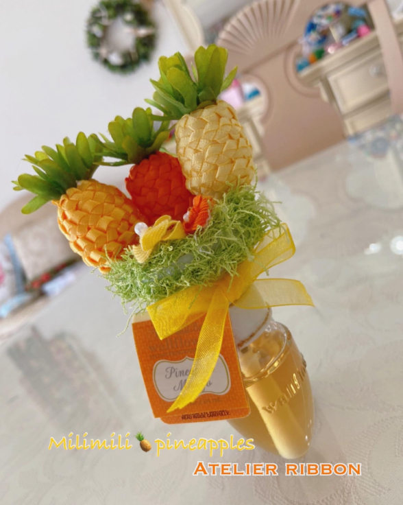 Wallflowerがなくなって 新しくした香りがpineapplemangoなので 青いバタフライリボン ミリミリパイナップルに替えました Atelier Ribbon Style Ribbon Lei Making