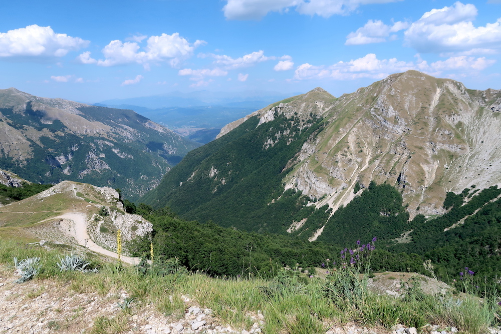 岩登り青い山並みのただ中にテルミニッロ山_f0234936_23484630.jpg