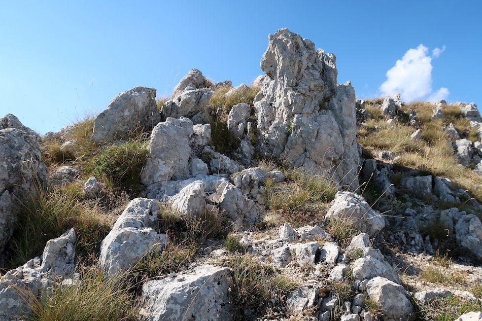 岩登り青い山並みのただ中にテルミニッロ山_f0234936_23573220.jpg