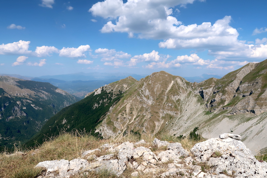 岩登り青い山並みのただ中にテルミニッロ山_f0234936_23591679.jpg