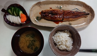 また鰻。五月祥子さんの作った陶器に載せて食しました。_b0122645_00073369.jpg
