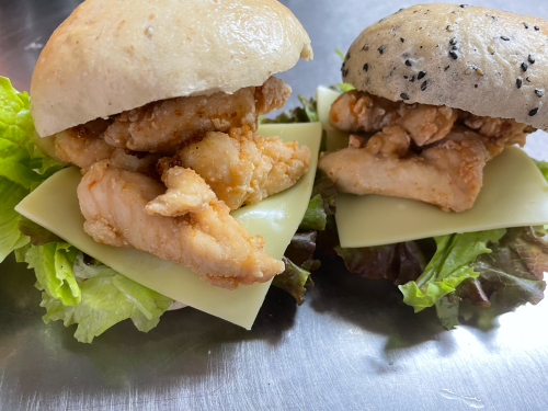 ささみの唐揚げサンド 土岐市にできたベーグル屋さん Petitbonheur ささみの唐揚げサンド 土岐市にできたベーグル屋さん Petitbonheur