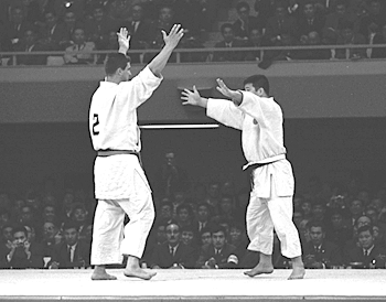 【東京五輪２０２１】すみません。サンボはロシアの格闘技だった！→俺「Judoは武道の側面を強調したルール改正が必須では！？」_a0386130_11075729.gif