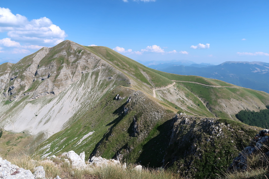 岩登り青い山並みのただ中にテルミニッロ山_f0234936_00124018.jpg