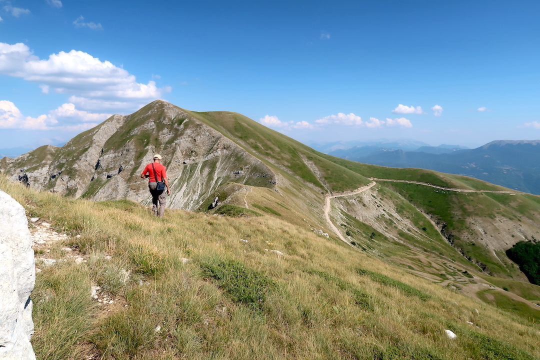 岩登り青い山並みのただ中にテルミニッロ山_f0234936_00192585.jpg