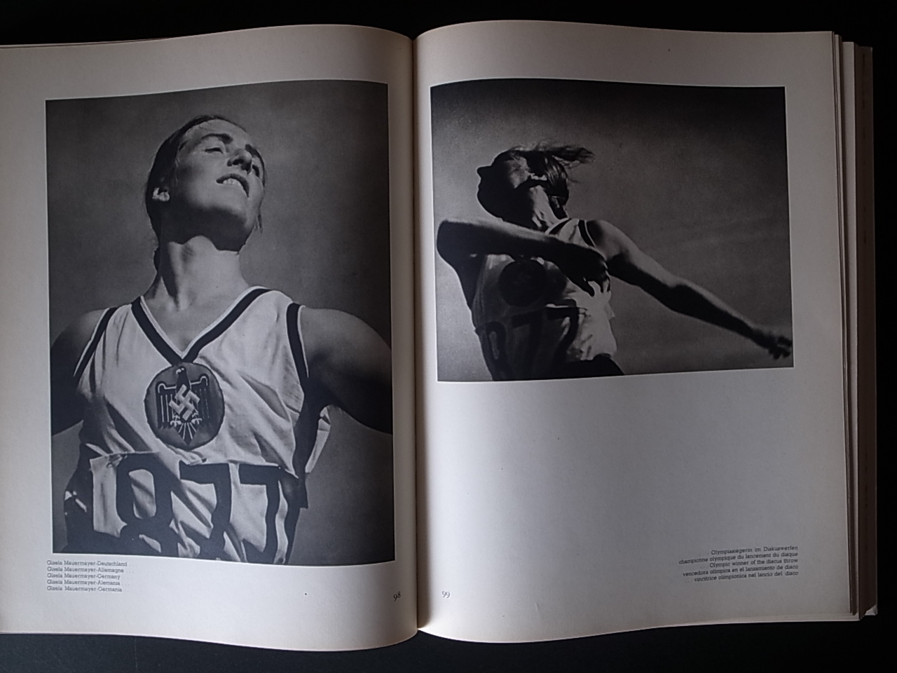 SCHONHEIT IM OLYMPISCHEN KAMPF / Leni Riefenstahl : Books & Things