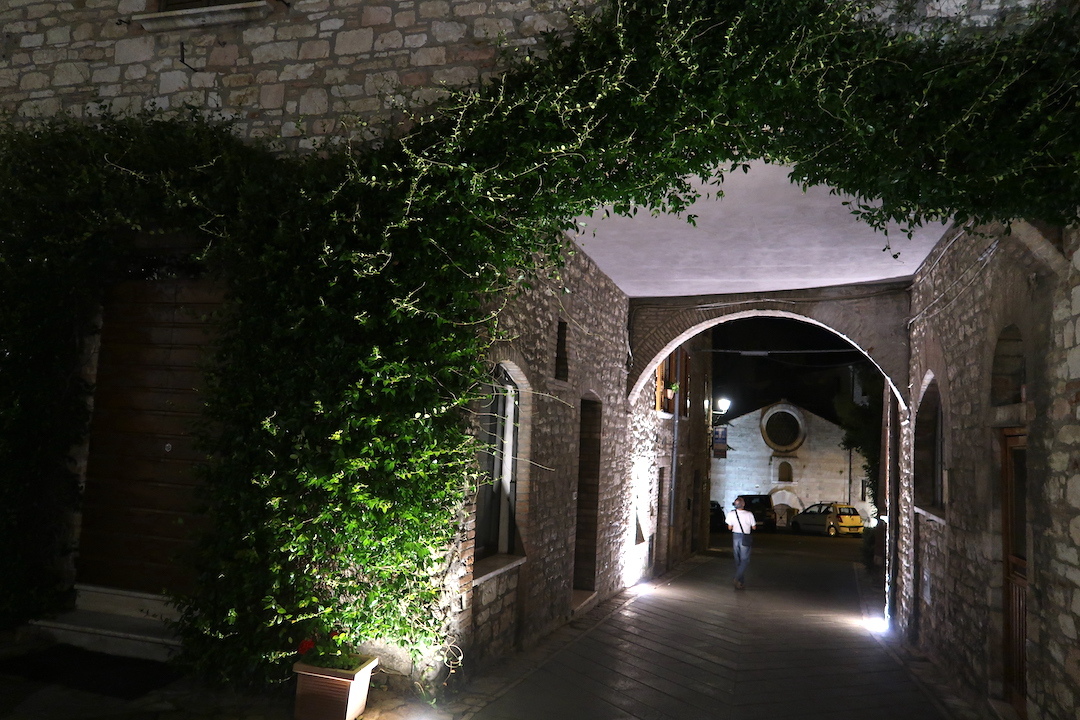 城門と町並み夜もきれいコルチャーノ_f0234936_23201279.jpg