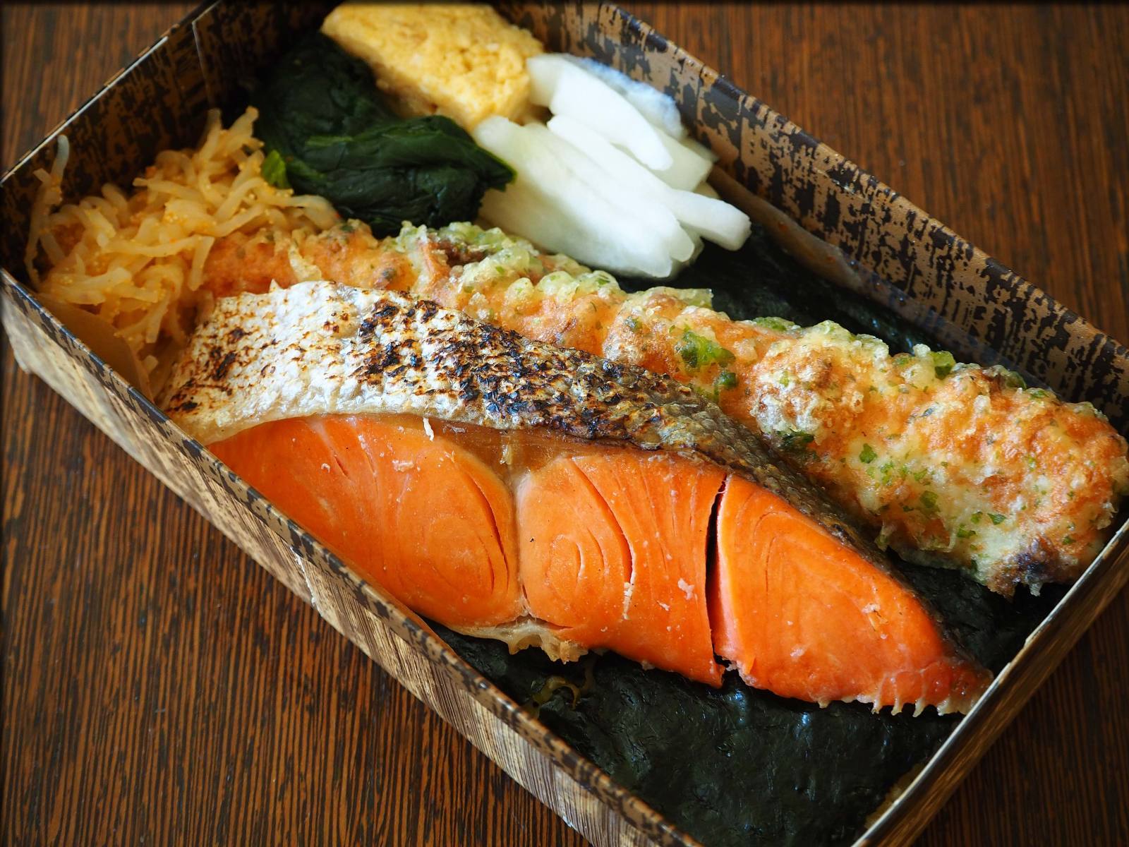 海苔弁山登り築地直売所で数量限定 紅鮭の海苔弁 人形町からごちそうさま