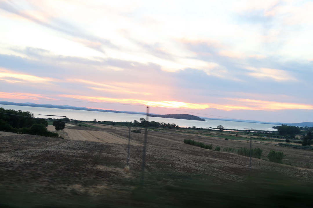 茜色の残る西へトラジメーノ湖をシラサギがゆく_f0234936_06422056.jpg