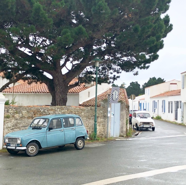 ルノー4L、フィアットパンダ、シトロエン2CV、ヴィンテージカーが現役のフランス、ユー島_a0231632_04211492.jpeg