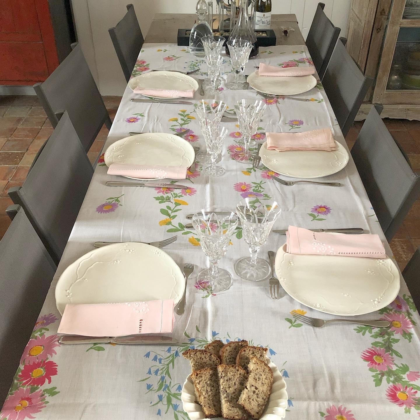 フランスのテーブルセッティング　ユー島でバカンスを過ごすアンヌマリーさん宅にて_a0231632_20585888.jpeg