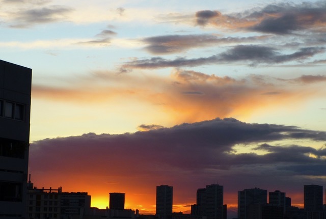 あの日もきっと 夕焼けは綺麗だった 光と影をおいかけて あの日もきっと 夕焼けは綺麗だった 光と影をおいかけて