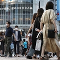 ワクチン格差 - 接種済みの上級が遊び歩き、未接種の下級が接客従業中に感染_c0315619_17055375.png