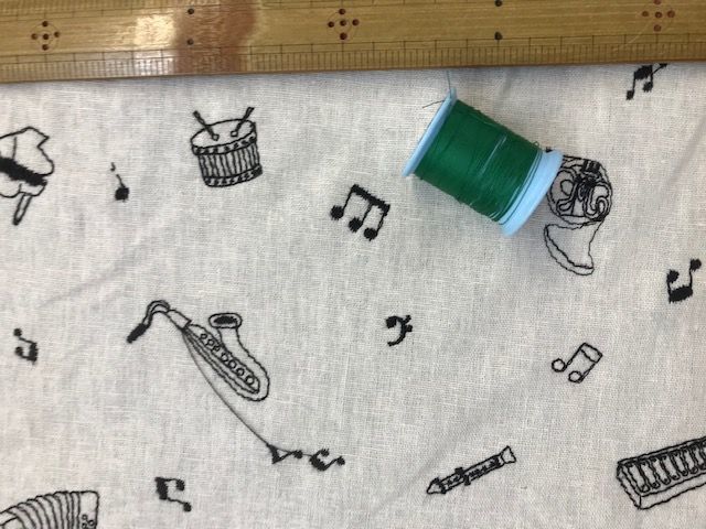 布「楽器の刺しゅう」綿麻_d0156706_12161259.jpg