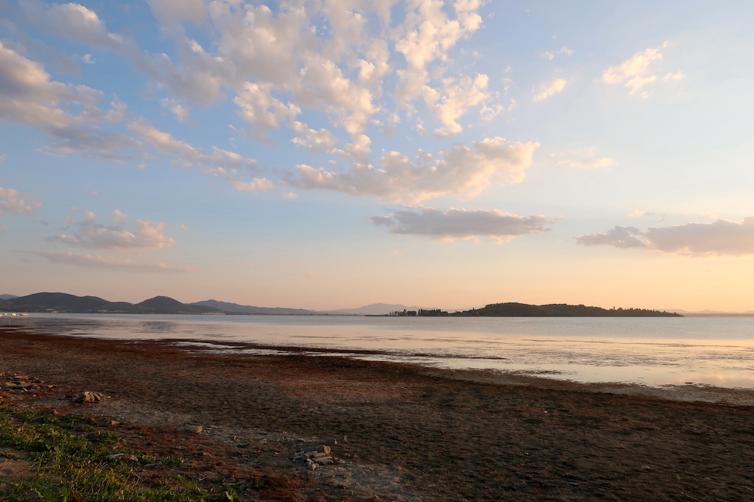 湖の夕焼け・赤い月美しい夏の宴、トラジメーノ湖_f0234936_17430332.jpg
