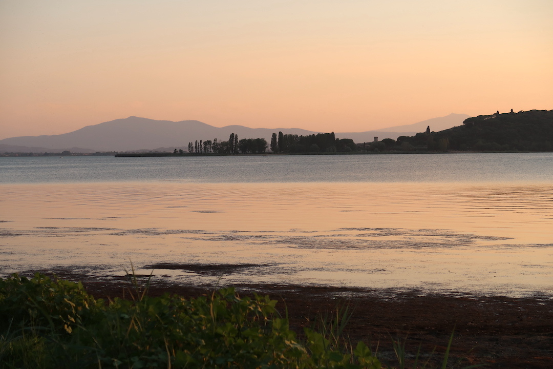 湖の夕焼け・赤い月美しい夏の宴、トラジメーノ湖_f0234936_17505303.jpg