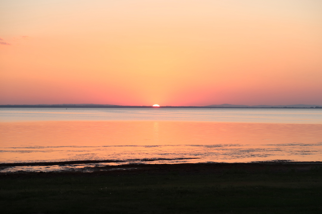 湖の夕焼け・赤い月美しい夏の宴、トラジメーノ湖_f0234936_18004552.jpg