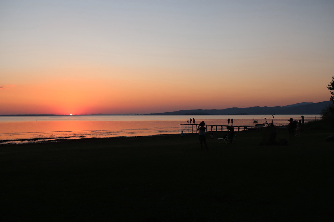 湖の夕焼け・赤い月美しい夏の宴、トラジメーノ湖_f0234936_18022183.jpg