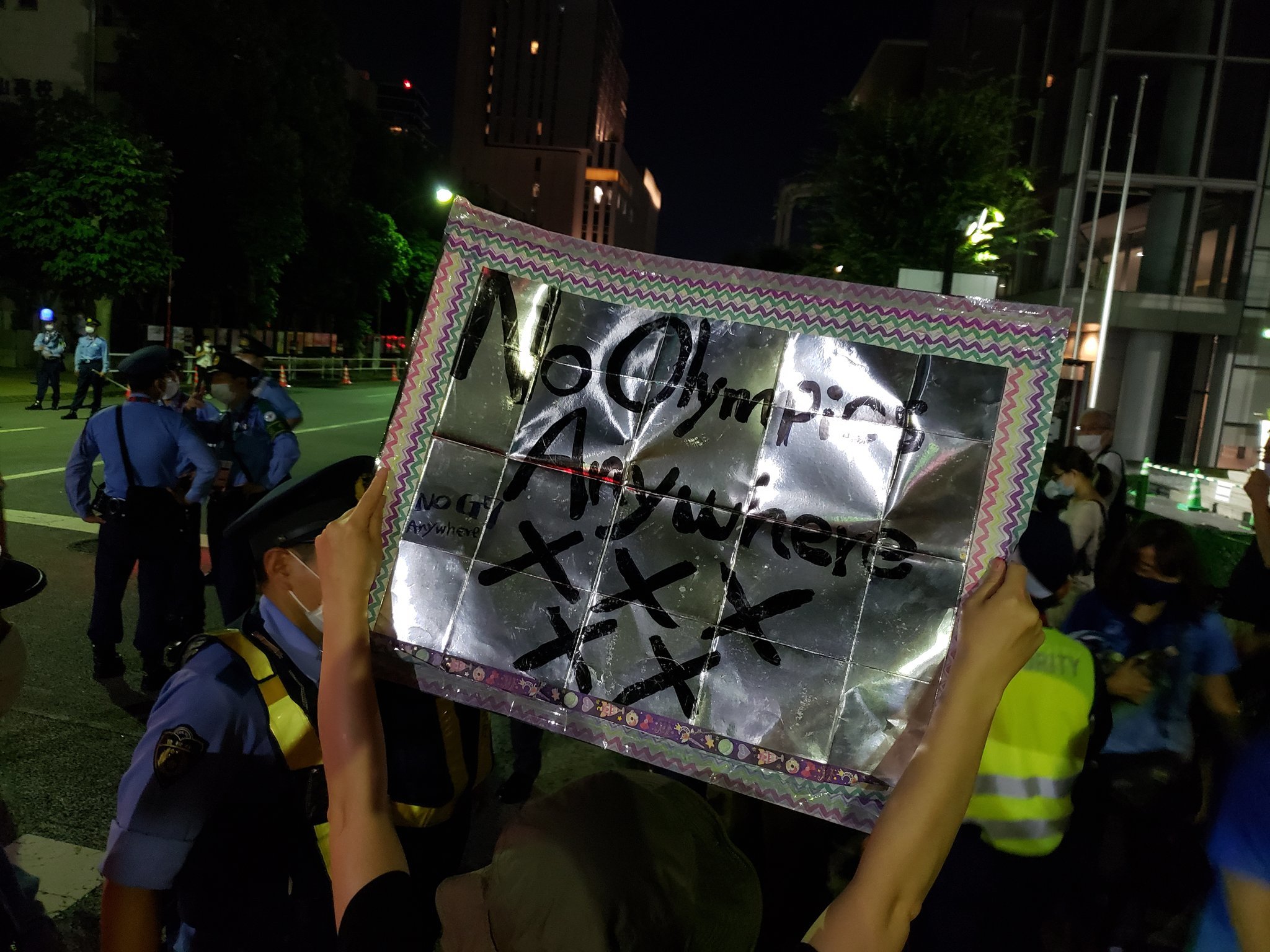 【報告】警察の壁に対峙し、五輪廃止を要求!~8.8閉会式アピール行動に150人_a0336146_00133303.jpg