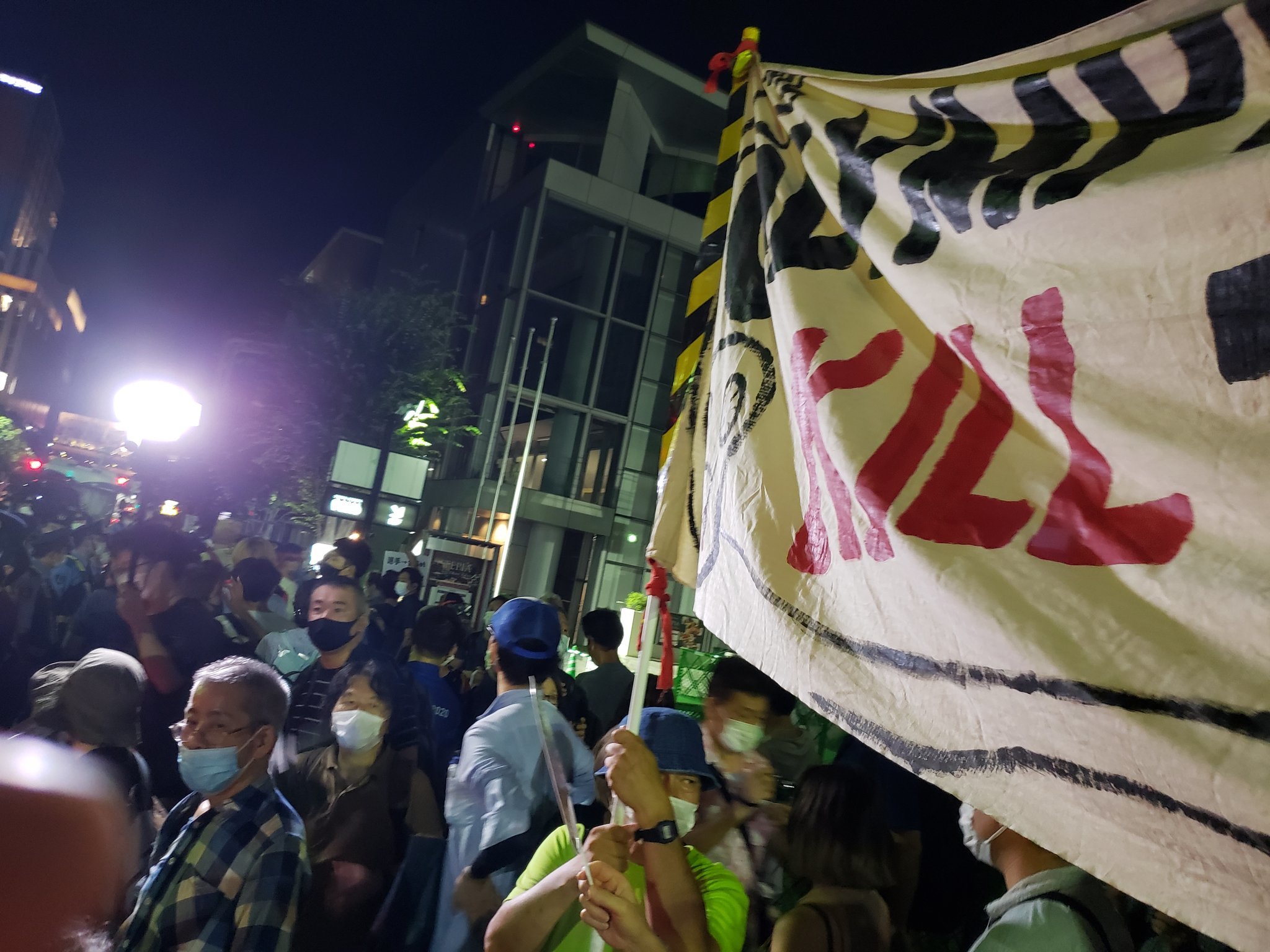 【報告】警察の壁に対峙し、五輪廃止を要求!~8.8閉会式アピール行動に150人_a0336146_00142971.jpg