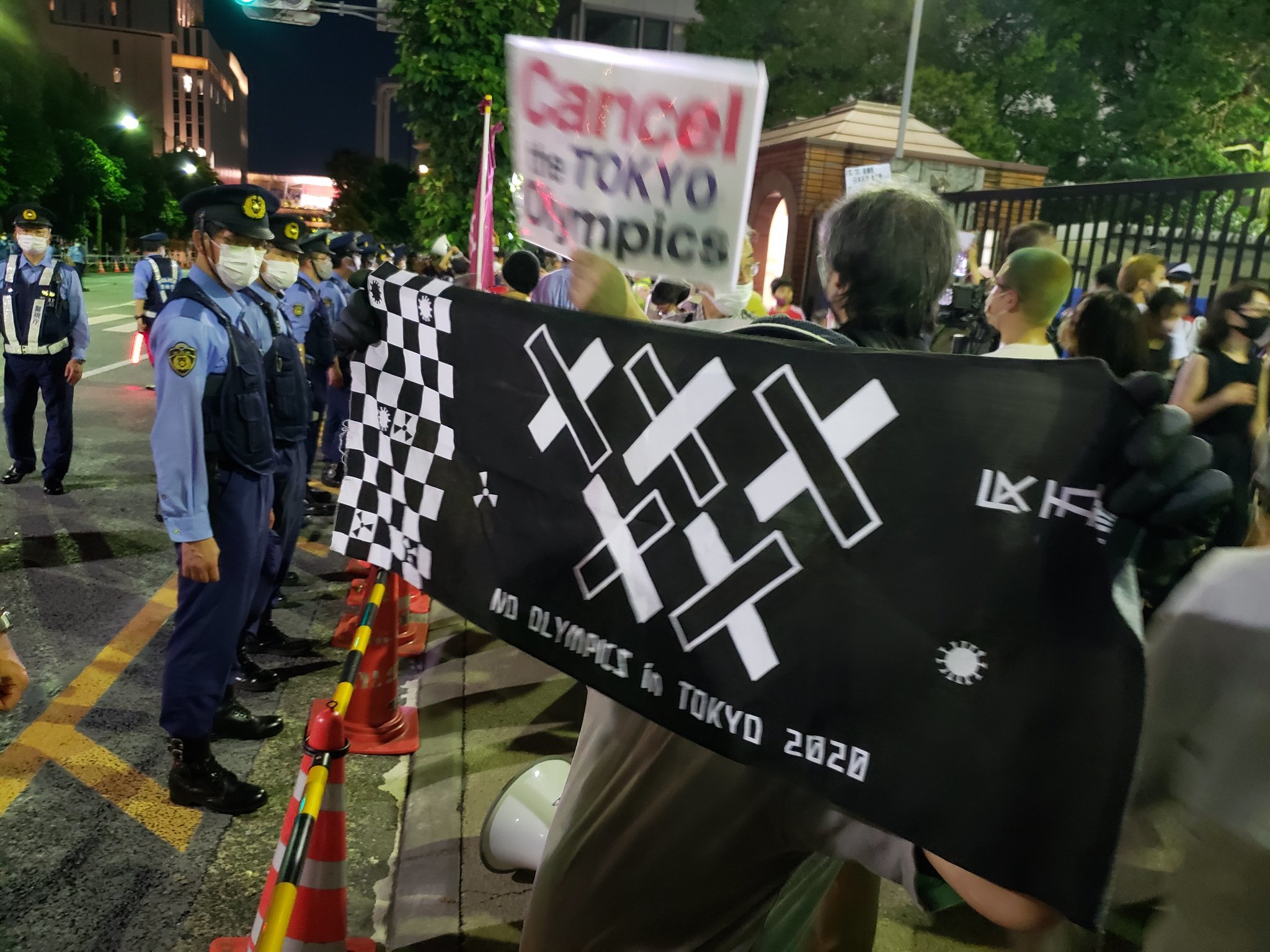 【報告】警察の壁に対峙し、五輪廃止を要求!~8.8閉会式アピール行動に150人_a0336146_00145023.jpg