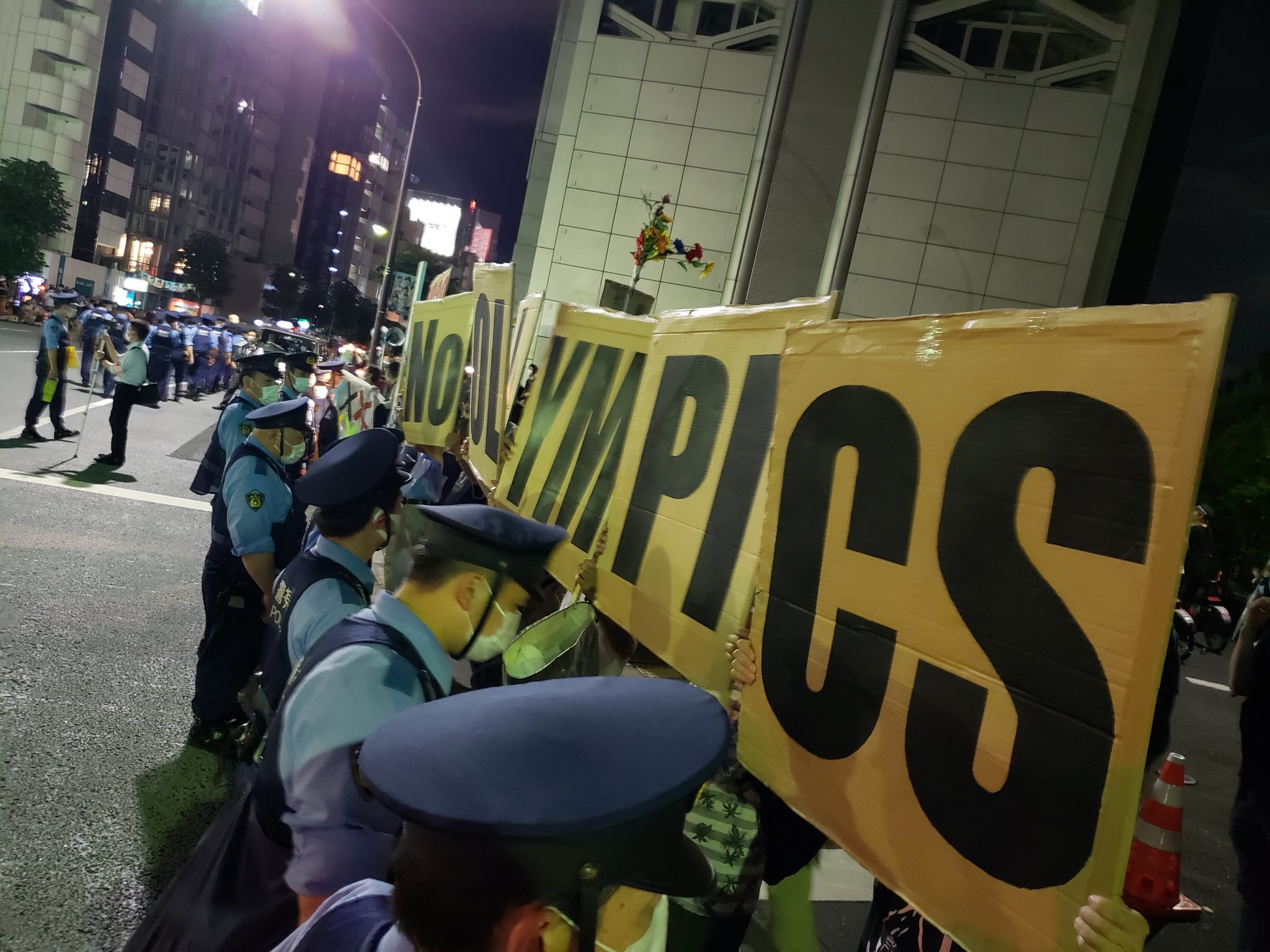 【報告】警察の壁に対峙し、五輪廃止を要求!~8.8閉会式アピール行動に150人_a0336146_00180202.jpg