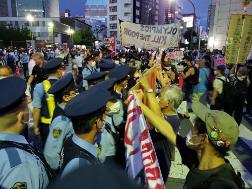 【報告】警察の壁に対峙し、五輪廃止を要求!~8.8閉会式アピール行動に150人_a0336146_00194266.jpg