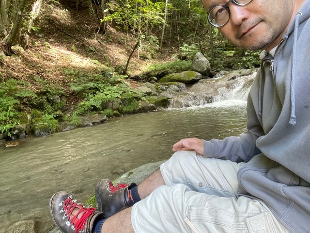 重登山靴 : 風にあおられ