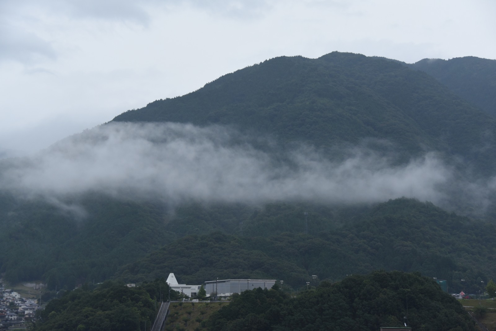 霧が湧く。雨がまた落ちる。_c0122455_06532410.jpg