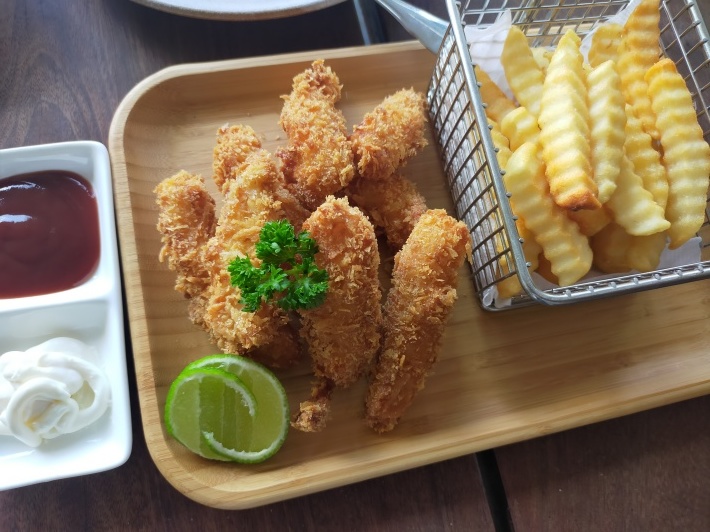 食ING情報☆絶品フィッシュ&チップスと超得フルーツクレープ@OnederzCafe(シェムリアップ)_e0408534_22104773.jpg