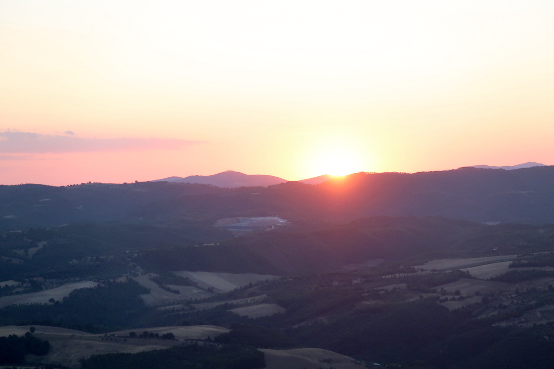 急ぎ登り夕日見送るテッツィオ山_f0234936_23162564.jpg