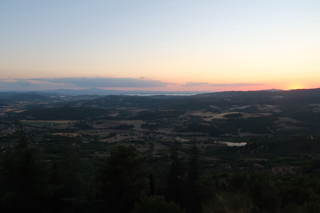 急ぎ登り夕日見送るテッツィオ山_f0234936_23523676.jpg