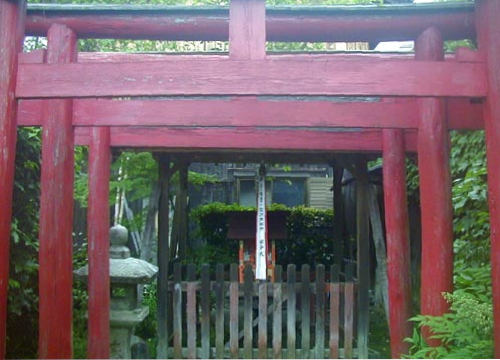 ●神社の造形―嵯峨三条通り南の稲荷神社_d0053294_23500278.jpg