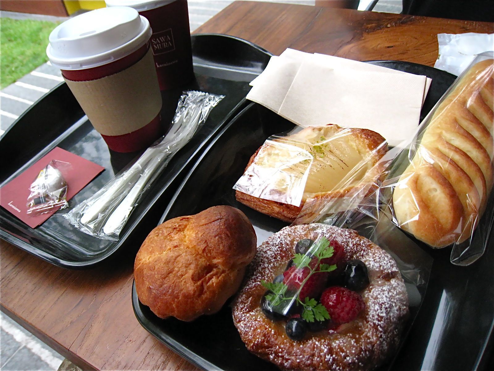 森の中に佇むブーランジェリー。──「ベーカリー&レストラン 沢村 軽井沢ハルニレテラス 」_d0352022_15270388.jpeg