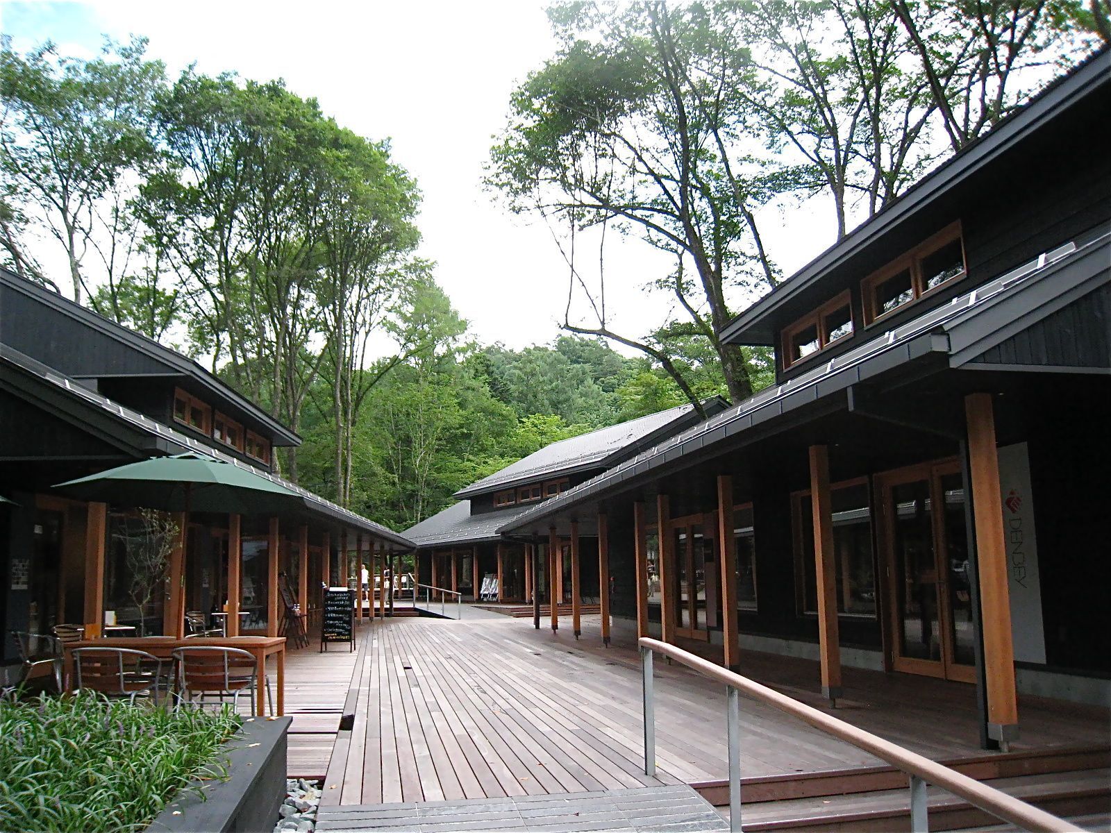 森の中に佇むブーランジェリー。──「ベーカリー&レストラン 沢村 軽井沢ハルニレテラス 」_d0352022_15273287.jpeg