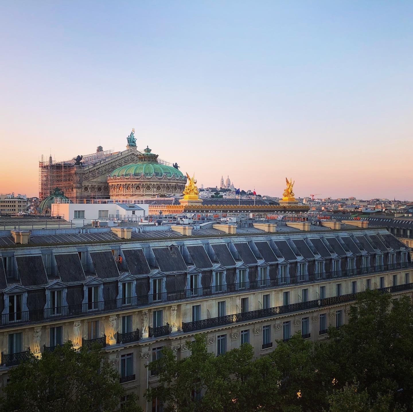 キンプトンサントノレ・パリがオープン　屋上ルーフトップバー「セコイヤ」からパリの夕陽を眺める_a0231632_14140075.jpeg