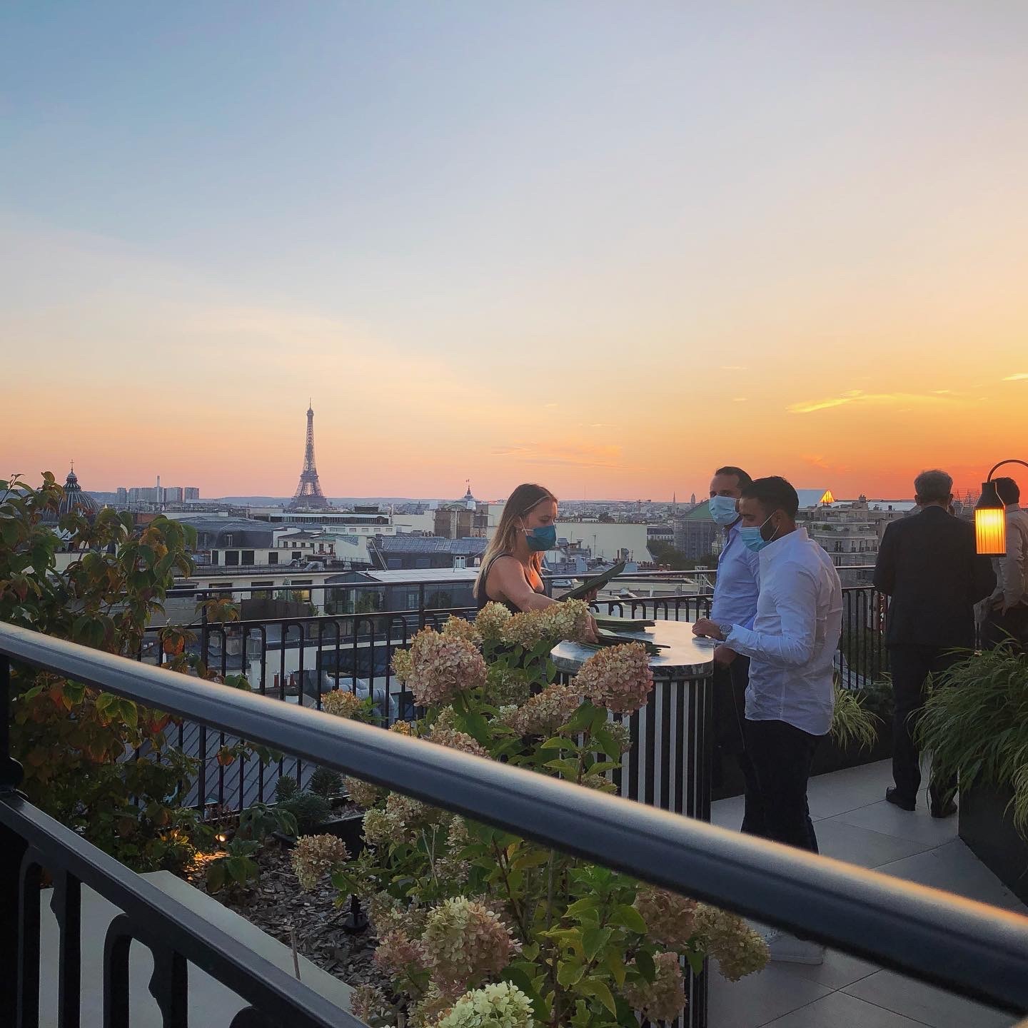 キンプトンサントノレ・パリがオープン　屋上ルーフトップバー「セコイヤ」からパリの夕陽を眺める_a0231632_14142283.jpeg