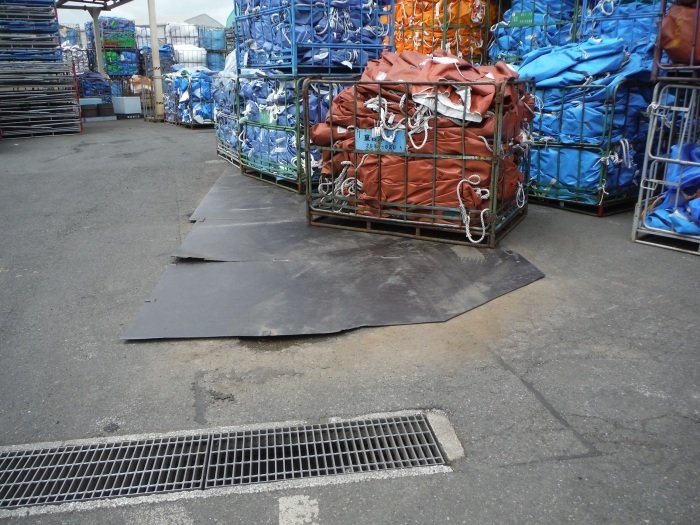 傷んだアスファルト補修 ~工場の作業場 。_d0165368_07093485.jpg