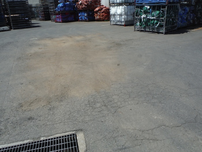 傷んだアスファルト補修 ~工場の作業場 。_d0165368_07095075.jpg