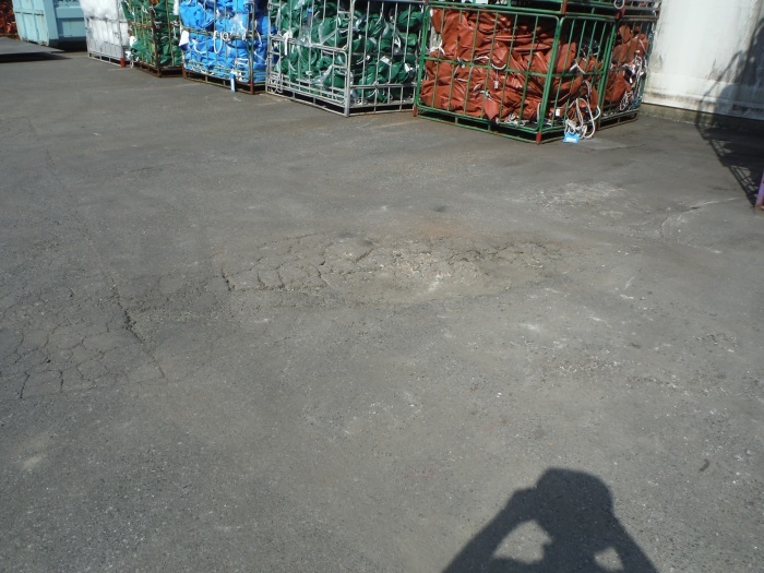 傷んだアスファルト補修 ~工場の作業場 。_d0165368_07103686.jpg