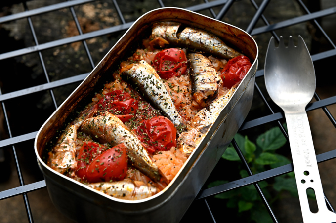 メシ通『魚介を使った簡単レシピ 』☆ オイルサーディンとトマトジュースでメスティン飯！_d0069838_15113295.jpg