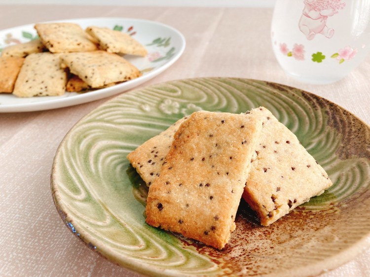 時間も手間もかからない簡単お菓子レシピ!おからとエゴマのヘルシーサブレの作り方_c0405952_06181338.jpg