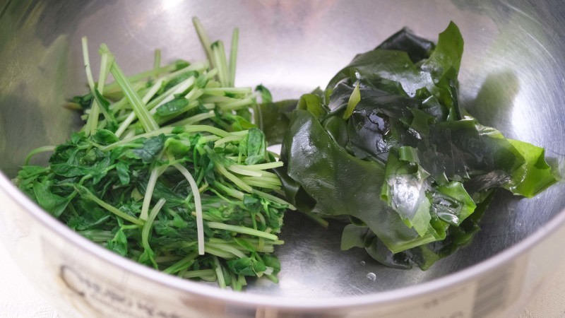 梨とわかめと豆苗のサラダ_d0377645_23434663.jpg