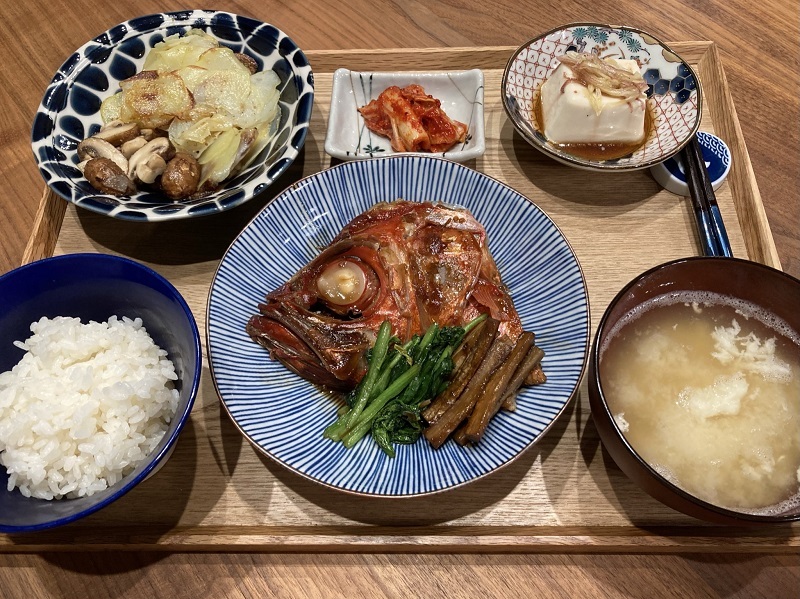 献立 金目鯛お頭の煮付け ごぼうとほうれん草添え じゃがいもとマッシュルームのバターソテー キムチ 冷奴に茗荷胡麻油ポン酢 すりおろし大和芋のお味噌汁 Kajuの 今日のお料理 簡単レシピ
